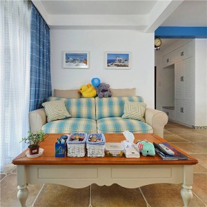 客厅的面积缩小了，蓝色的双人布艺沙发，素雅中带着一丝清爽，大大的桌式茶几也比较实用