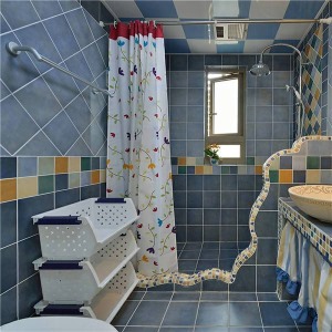 卫生间的砖砌的马赛克镶边的半隔断，挂上浴帘就是一个独立的淋浴间，海蓝色的整体色调透着一股清新海岛风情