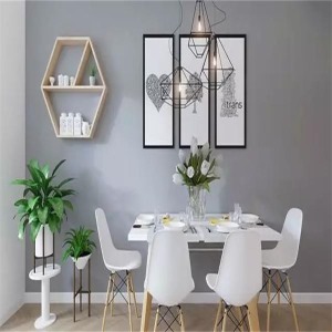 贴着墙壁摆放的简易餐桌椅，简单的几何木框置物架，三幅简单的北欧风画作，清新又自然，食欲都大增