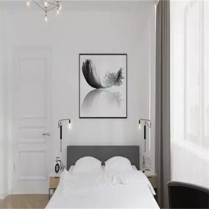 卧室选择的抽象羽毛装饰画，整个卧室都透着一股高贵冷艳的艺术氛围和愉悦的舒适感