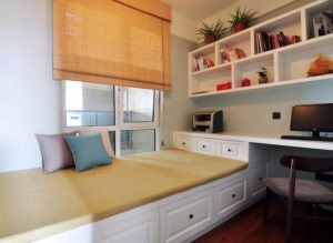 另外一个小房间定制榻榻米组合柜，打造成一个储藏间，书房，客房的多功能空间