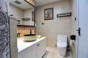 卫生间在设计上干湿分区，前面是台盆柜，墙的后面就是淋浴间，
