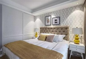 卧室打造成浅色调，白色的嵌入式推拉门衣柜，北欧几何图案的白色壁纸，打造成一个柔和舒适的睡眠空间