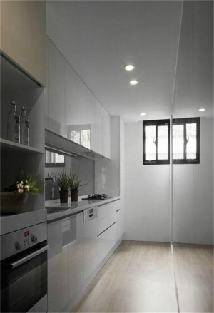 厨房因为空间限制，采用一字型厨房设计，橱柜采用白色光面面板，有利于小空间良好的采光