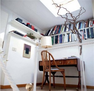 楼梯口被巧妙地设计成书房和工作间，独特的树枝装饰避免氛围过于单调。