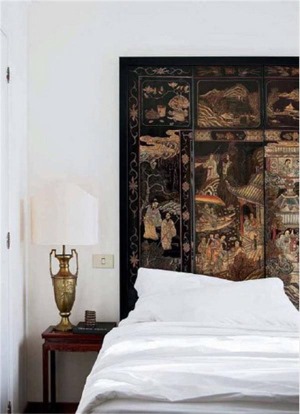 在小户型复式装修设计样板间四周皆白的卧室内，中国古典风格屏风的出现带来了异国的浪漫和情调。