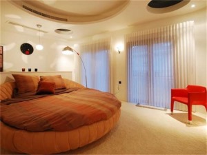 卧室非常的简单大方，圆形的床在整个白色空间里有一种温暖！