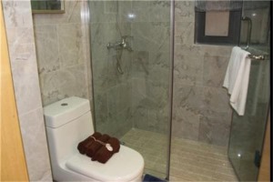 卫生间用玻璃门隔开洗浴区，干湿分离，让卫生间更干爽，合理的设计让卫生间的空间实用达到最大化。