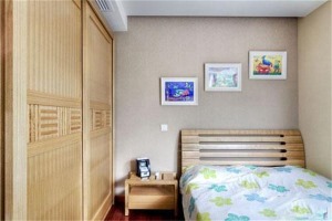 孩子的房间选择了原木的家具，不但呼应了外面的木色，而且更环保。