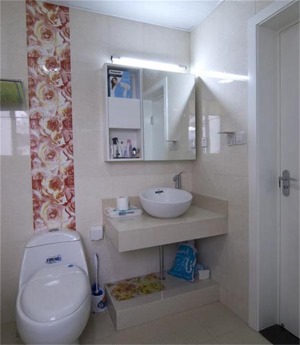 卫生间大块白色瓷砖较为清爽，红色的花砖就成为点缀，空间立刻活泼起来。