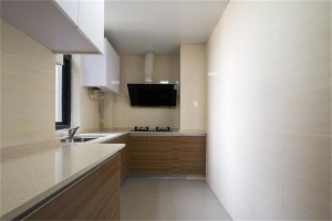 厨房的户型比较异形，橱柜也是按照尺寸和房型定制的，不浪费空间，选色也是以浅色和木色装饰为主，挺大气的