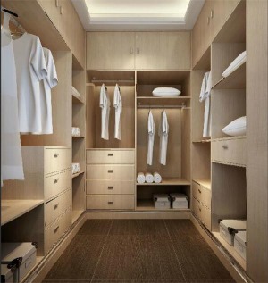 衣帽间，主卧隔出来一些空间和主卫生间连在一起，空间大概有7平米，都是现场打造的原木色的整体衣帽柜