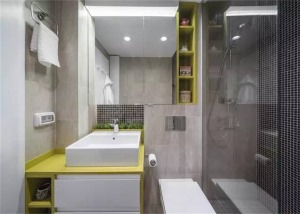 卫生间空间非常小，但是也做好了干湿分离，墙面和手盆柜体也最大化利用，打造了具有装饰效果的置物架和收纳