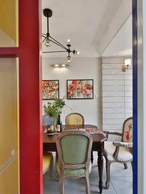 餐厅是经典美式的餐桌椅，这种做旧的色调在大气中透着一股复古的色彩~