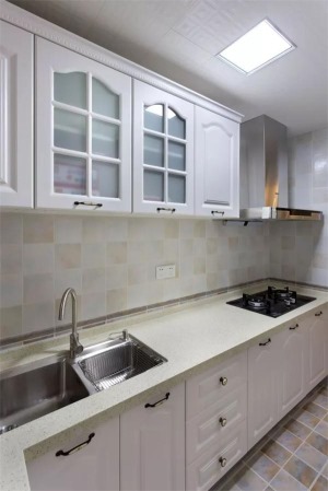 廚房比較簡單，白色的整體櫥柜，搭配玻璃的柜門，顯得廚房干凈大方