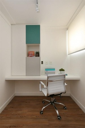 和卧室相隔的一个小空间，打造成书房和衣帽间的多功能间简单精致，平常写个稿子也有一个安静独立的空间氛围