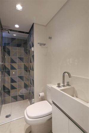 卫生间狭长，2平米的空间很拘谨，但设计的巧妙，小把角隔断成淋浴间精致又独立