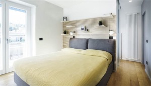 卧室的床和床品和客厅的还是一个色调的，温暖舒适，还和整体风格很搭配。