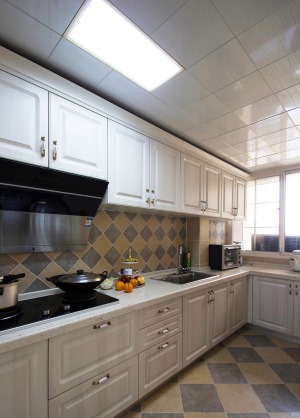 厨房比较狭长，白色整体橱柜做成L型，空间最大化利用，窗户透进来的采光，让整个厨房也显得干净明亮