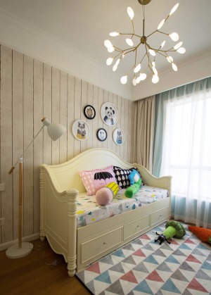 儿童房目前是小巧的沙发床，只是打造成了一个充满童趣的游戏室，等大一点就可以重新打造装扮。