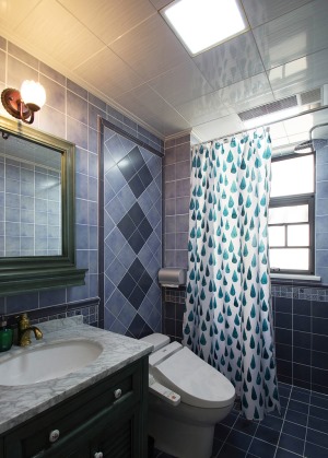 衛生間墻面地中海色調的藍色瓷磚斜鋪，搭配上美式風格的孔雀墨綠，連衛生間都很有質感