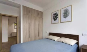 次卧比较简单，原木和白色的清新搭配，床头背景的绿植挂画尽显自然活力