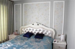 主卧比较清雅的格调，床头背景用壁纸和石膏装饰线一装扮，立马档次上升不少。