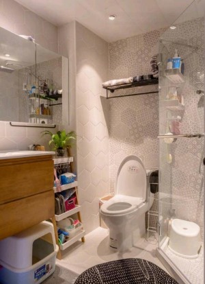 卫生间是方正的小空间，安装了淋浴房，将空间合理地整合开来，收纳整齐有序，看着就清爽