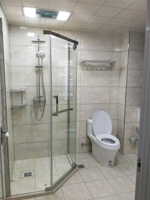 卫生间是刀把型的，刚好凹进去的部分打造手盆柜，另一侧则是淋浴区，安装独立的淋浴房，