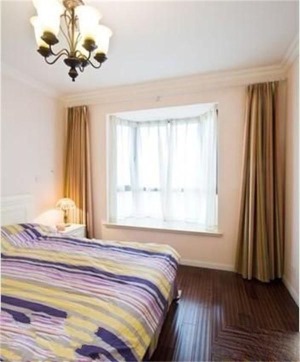 卧室，简单的实在，这一床条纹被子看似很普通，不过在色彩搭配上却给人无比自然舒服的感觉。