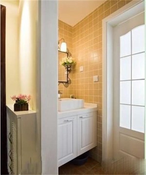 仿古砖和仿古浴室柜打造的小卫浴间，很有田园乐趣的装饰。