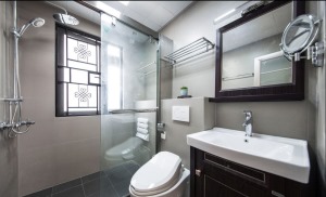 卫生间有点中式的样子呢，淋浴区用玻璃隔断进行分隔，看着档次高又大气，