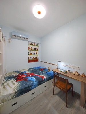 儿童房很小，床是连接柜子的榻榻米床，也有单独的写字台。