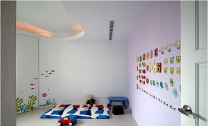 小孩房以充满缤纷色彩的壁贴装饰墙面。