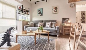 这是客厅的沙发区，这样的风格都有着很好的采光来衬托，灰色的布艺沙发，双子原木茶几融合在一起很暖很清新