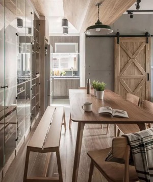 餐厅都是原木的餐桌椅，餐边柜就是一整面墙的公仔收藏，有效的把这个区域演变成一个文艺范儿的空间。