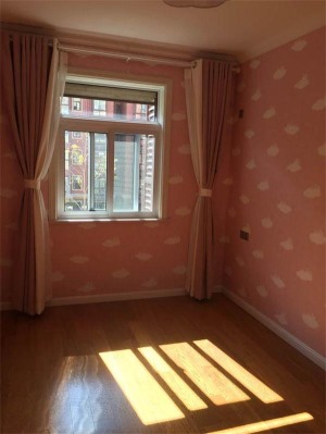 三个卧室其实都不算大，女儿的房间墙面都贴了粉色的壁纸，定制的公主床这两天也能到了。