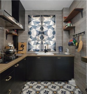厨房的墙面是灰色的瓷砖，黑色的橱柜门很有质感，地面的花砖太好看了。