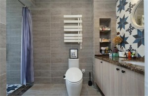 卫生间的刀把空间刚好打造成一个淋浴间，安装淋浴房都省了，安装浴帘，就是独立的淋浴房。