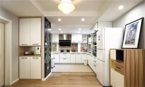 厨房几乎有一个卧室那么大，安装的U字形的橱柜，只是单独的作为了厨房空间，显得整个房子都大。