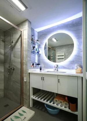 卫生间实际效果也和照片一样，镜子后面安装了月光灯开灯效果很好，卫生间也没有忘记收纳，下面都是收纳空间