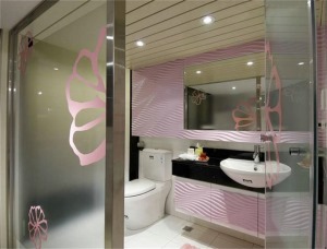 卫浴以喷砂玻璃隔间，玻璃门特地贴上刻花贴纸，和客厅语汇一致维持粉色浪漫风格。
