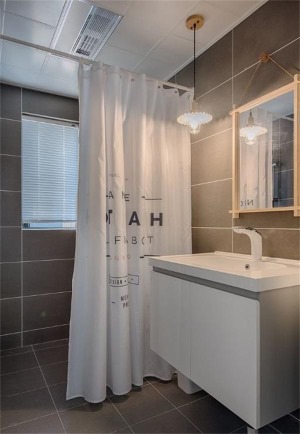 客卫淋浴间用浴帘隔开，没有做挡水沿，但是地砖有坡度，水流也很顺畅。
