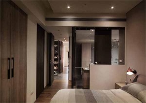 将卫浴设置于入口处，结合灰玻材质让卧室与卫浴空间做连接，创造出饭店式空间设计。