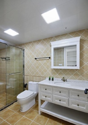 卫生间是干湿分离，用的暖黄色的瓷砖，淋浴区做了玻璃的推拉门隔断，淋浴和浴缸相结合的，平常泡澡也很方便