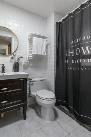 卫生间整体黑白灰色调，原本的白色洁具和灰色地砖，安装黑色的浴帘来做干湿分离，现代感爆棚