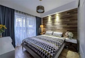 主卧的床头背景和电视墙一样，采用地板装饰，搭配上北欧格子的床品布艺，时尚感爆棚。