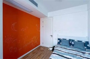 孩子的房间比较小，为了让孩子平常能随意发挥想象力，一整面墙都刷成橙色的黑板墙，可以随意涂鸦创作了。