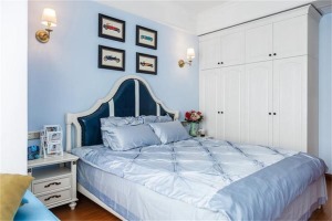 主臥的床也是美式地中海風格，墻面依然是淡淡的海藍色，搭配床和床品，說不出的清新淡雅。