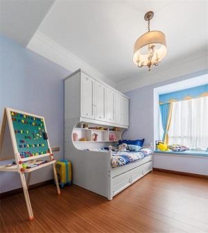 小孩的房间偏小一些，一体式的床和柜子还挺实用，可以空出来大片的地方玩乐。